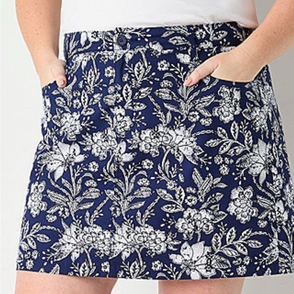 St. John's Bay Womens Mid Rise Skort With Pockets Jade Floral Navy Size 12 NWT